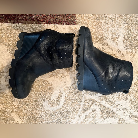 Sorel studded boots. In like new condition. - Picture 3 of 4